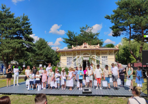 Duża grupa dzieci z nagrodami na scenie
