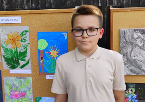 Wojtek Olczak ze swoją praca plastyczną