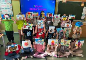 Uczniowie klasy 1a podczas realizacji programu "Kreatywna matematyka"