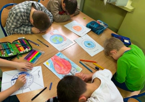 Uczniowie klasy 1a podczas realizacji programu "Kreatywna matematyka"- podczas zajęć