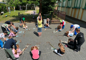 Uczniowie klasy 1a podczas realizacji programu "Kreatywna matematyka"- podczas zajęć na świeżym powietrzu