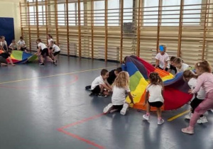 Uczniowie klasy 1a podczas realizacji programu "Kreatywna matematyka"- podczas zajęc na sli gimnastycznej