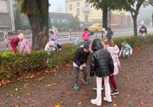 Uczniowie klasy 1a podczas realizacji programu "Kreatywna matematyka"- zieraja kasztay