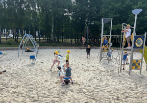 Uczniowie klasy 1a podczas aktywności na placu zabaw