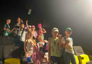 Grupa dzieci w kinie