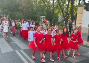 Dziewczęta w czerwonych strojach podczas parady tomaszowskiej