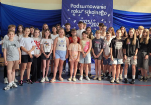 Duża grupa wyróżniających się uczniów szkoły - uczniowie ze średnią 4,75 i więcej