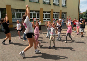 Duża grupa dzieci tańczy zumbę