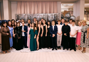 Duża grupa ucznów klasy 8b - wspólne zdjęcie z wychowawcą i dyrekcją szkoły