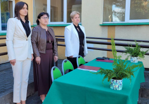 Panie dyrektor Szkoły Podstawowej nr 14 i Pani Dyrektor Wydziału Edukacji Urzędu MiastaIwona Sudak podczas rozpoczęcia roku 2025/2026