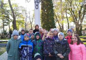 Uczniowie pod pomnikiem Zbrodni Katyńskiej