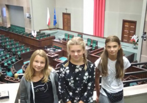 Nina, Zuzia i Dominika na tle sali obrad. Fot. M.Płacheta