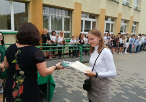 Pani Dyrektor Ewa Brzezińska wręcza stypendium motywacyjne Justynie Skobel For. A.Wiktorowicz.