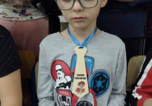 Chłopiec w krawacie z napisem "Super chłopak."