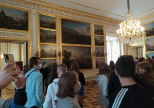 Uczniowie w sali Canaletta. W tle na ścianach obrazy artysty.