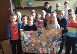 Uczniowie klasy 1 a prezentują swój plakat. Fot. M.Pękala