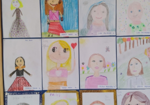 Prace nagrodzonych i wyróżnionych w konkursie "Nasza Pani". 12 prac wykonanych kredkami .Prace przedstawiają portrety ulubionych nauczycieli.