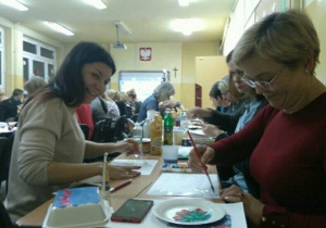 Nauczycielki malują farbami. Fot. M. Płacheta
