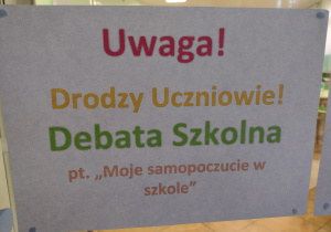Plakat zapraszający na debatę szkolną.