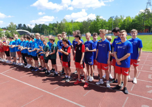 Stadion. Na bieżni stoją chłopcy - uczestnicy zawodów.