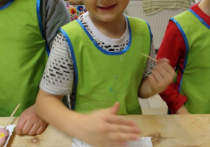Chłopiec prezentuje pomalowane przez siebie pierniczki. Fot. D. Łakoma