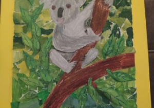 Praca plastyczna przedstawiająca misia koalę na drzewie.