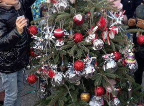 Konkurs miejski na najpiękniej ubraną choinkę.