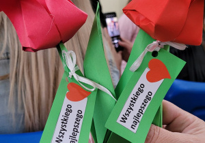 Dwa czerwone tulipany origami z karteczkami. Na karteczkach napis "Wszystkiego najlepszego."