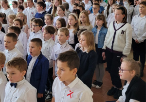 Uczniowie przygotowani do odśpiewania Mazurka Dąbrowskiego