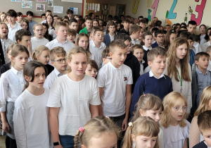 Uczniowie śpiewają Hymn Polski.