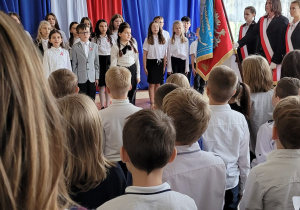 Uczniowie śpiewają Hymn Polski.