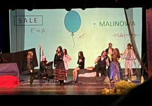 Scena teatralna. Na scenie grupa młodzieży.