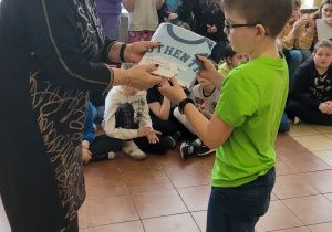 Pani Dyrektor wręcza nagrody laureatom konkursu. Fot. B.Kubacka- Mizerska.