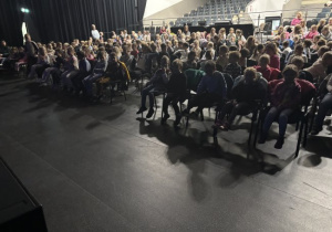 Dzieci oglądają spektakl teatralny