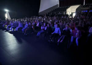 Dzieci oglądają spektakl teatralny