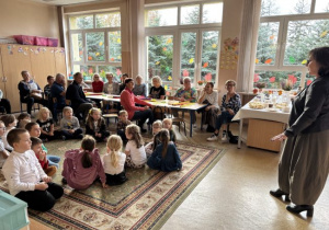 Powitanie zebranych gości przez dyrektor szkoły p. Ewę Brzezińską