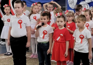 Dzieci występują podczas uroczystego apelu