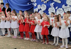 Dzieci występują podczas uroczystego apelu