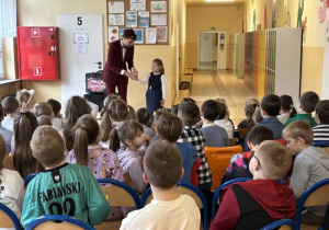 Dzieci ogladają pokaz iluzji Magika Gapcia