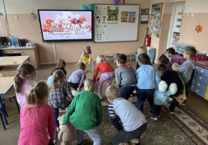 Dzieci uczestniczą w zabawach ze swoimi misiami