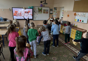 Dzieci uczestniczą w zabawach ze swoimi misiami