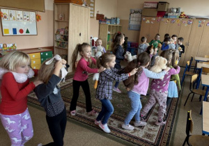 Dzieci uczestniczą w zabawach ze swoimi misiami