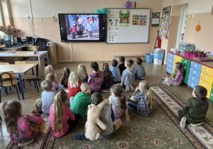 Dzieci oglądają bajkę Miś Uszatek