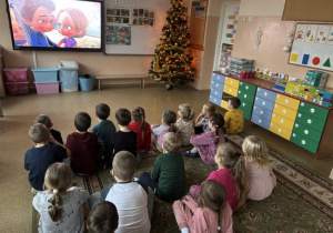 Dzieci oglądają film edukacyjny