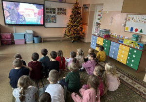 Dzieci oglądają film edukacyjny