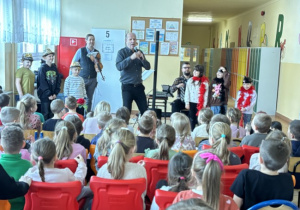 Dzieci oglądają i uczestniczą w zabawach podczas audycji muzycznej