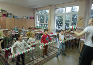 Dzieci uczestniczą w zajęciach tanecznych