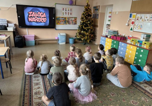 Dzieci oglądają film edukacyjny/prezentacje