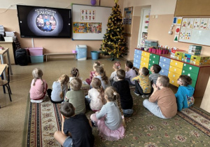 Dzieci oglądają film edukacyjny/prezentacje