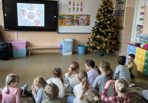 Dzieci oglądają film edukacyjny/prezentacje